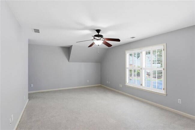 Building Photo - 4563 Fountain Dr NE