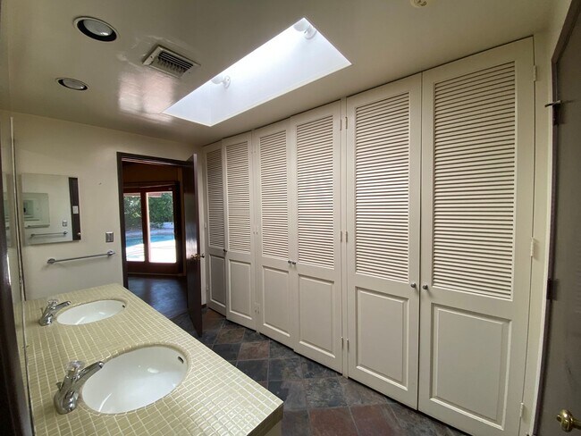 Building Photo - Beautiful 4 Bed / 4 Bath Home with Private Pool in Prestigious La Cañada