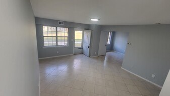 Building Photo - 720 S New Rd