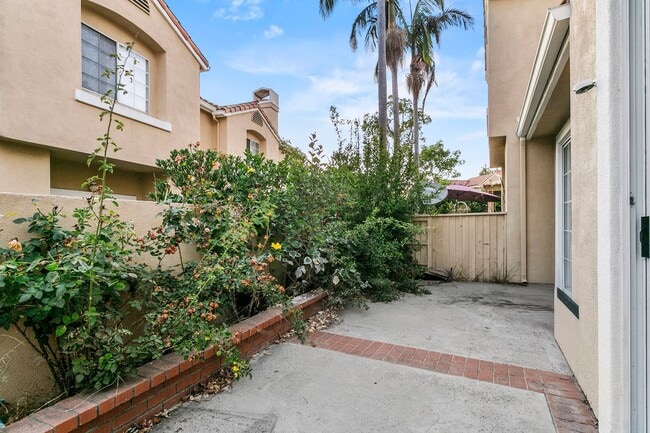 Building Photo - Remodeled Home with Bonus Room in HOA Comm...