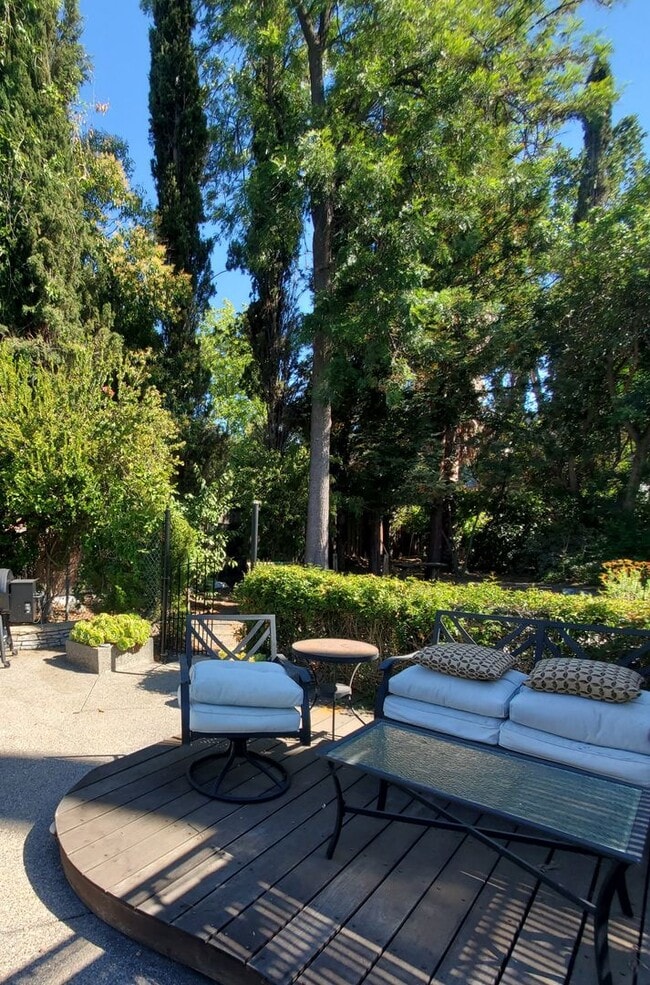 Building Photo - *MOVE IN SPECIAL* Single Story Pleasant Hi...