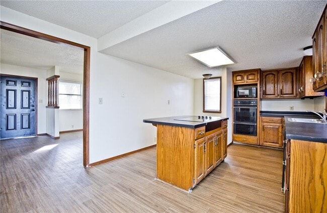 Building Photo - 726 McClure Ave