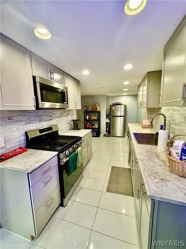 Building Photo - 260 Argus Dr