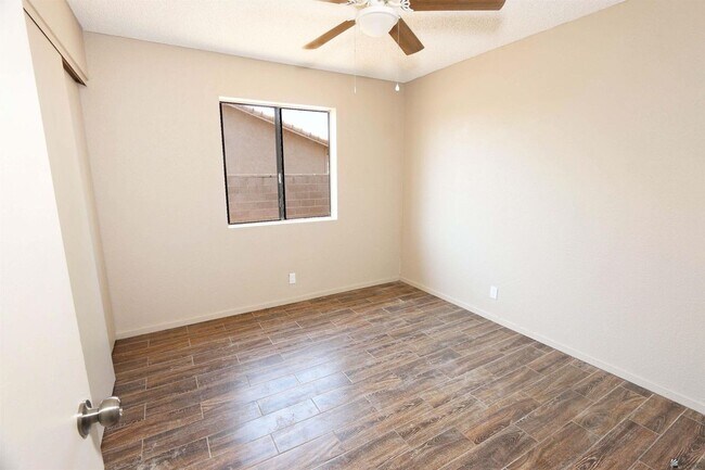 Building Photo - 1276 S Pagent Ave