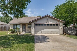 Building Photo - 3 Bedroom 2 Bath Home with Massive Fenced ...