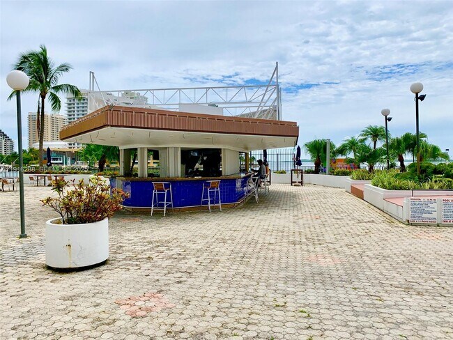 Building Photo - 801 Brickell Bay Dr