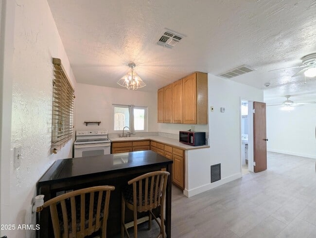 Building Photo - 2443 E Earll Dr
