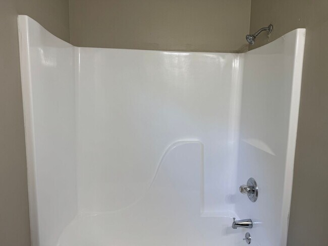 Building Photo - $1425/18 month lease or $1450/12 month lease.
