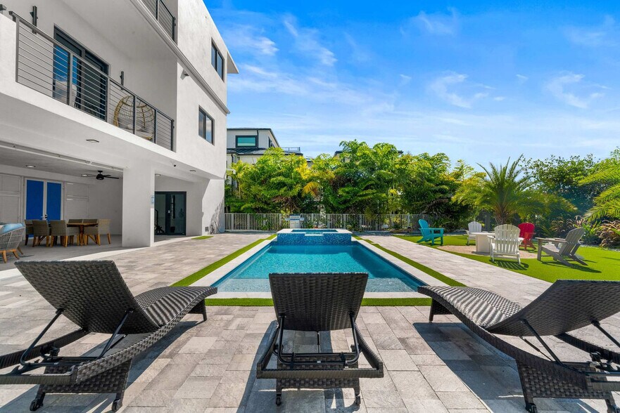 Building Photo - 136 Coco Plum Dr