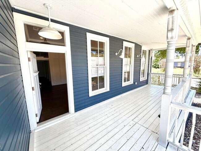 Building Photo - *COMING SOON* Jaw Dropping 4 Bedroom / 3 Bath Home Near Downtown!