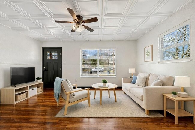 Building Photo - 6915 Providence Ave