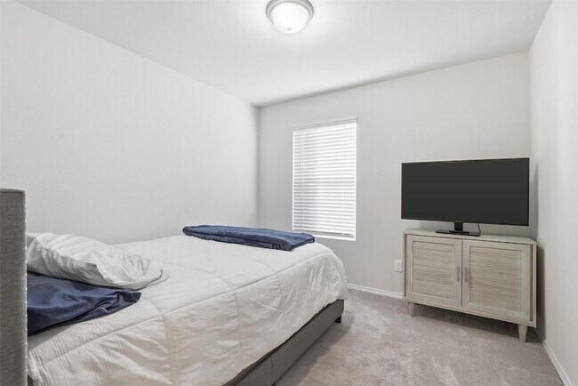 Building Photo - 10101 Newtown Dr