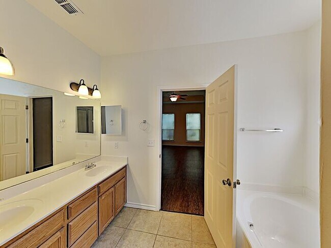 Building Photo - No Applications Fees* $500 off first month...