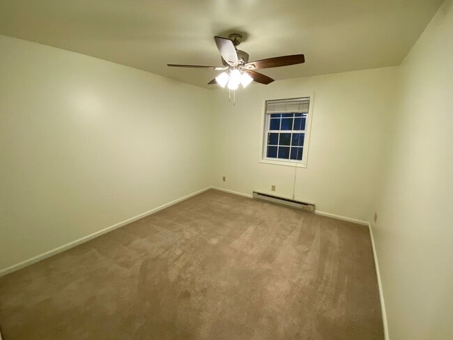 Building Photo - Modern 2 Bedroom 1 Bath Apartment on 2nd Floor!