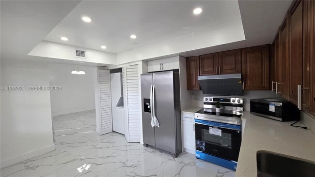 Building Photo - 7085 W Sunrise Blvd