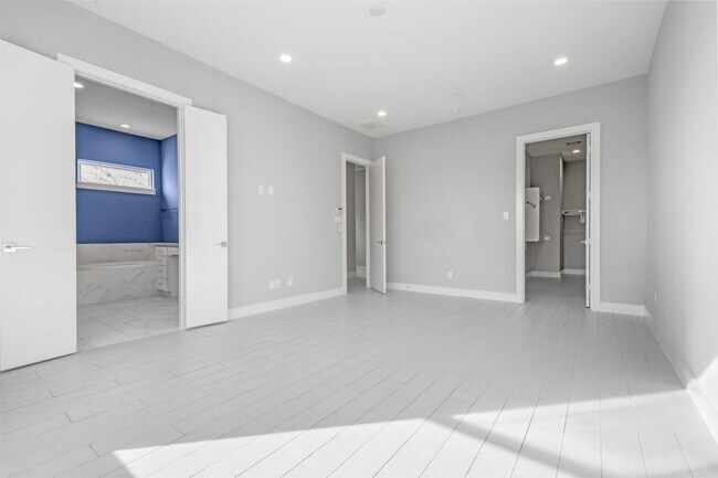 Building Photo - 6106 Clarkson Ln