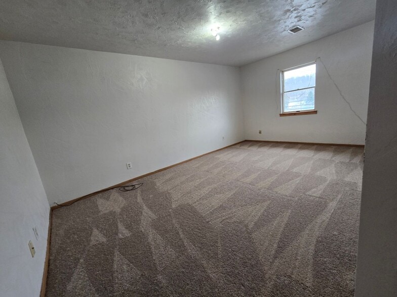 Building Photo - 535 New Alexandria Rd