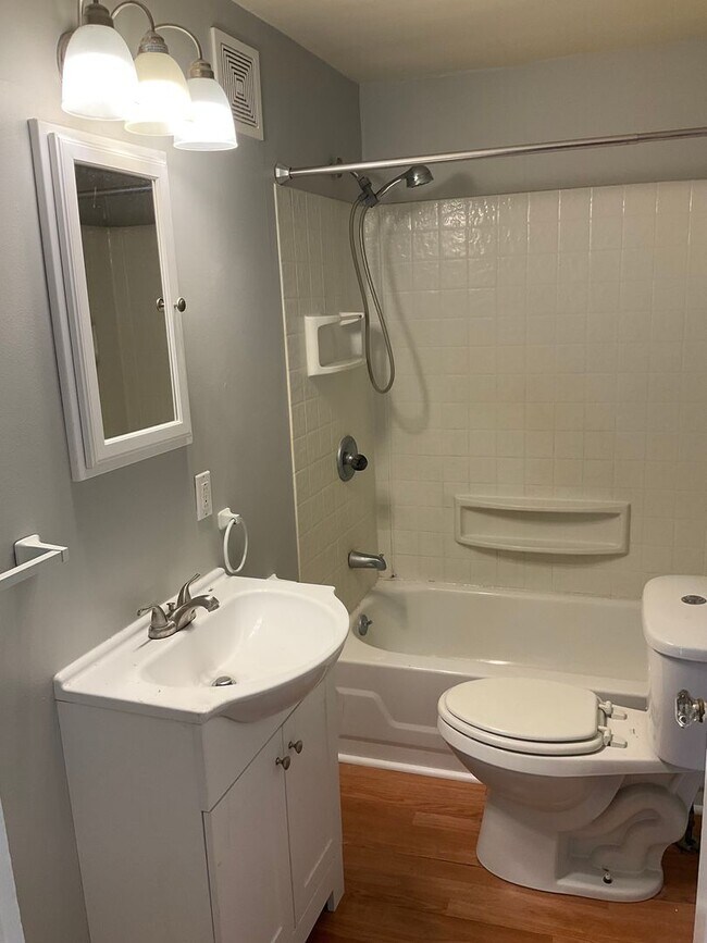 Building Photo - Charming, Character-Filled 2 Bedroom in Brentwood – Freshly Updated & Move-In Ready