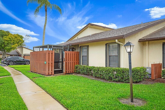 Building Photo - 8071 SE Villa Cir