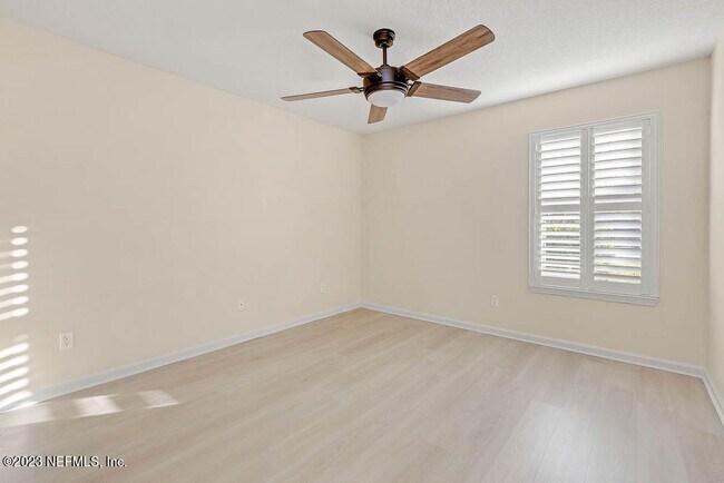 Building Photo - 813 W American Eagle Dr