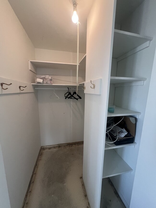 Building Photo - 1660 N La Salle Dr