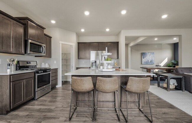 Building Photo - 4 Bed and 2.5 Bath Stunning Single-family ...