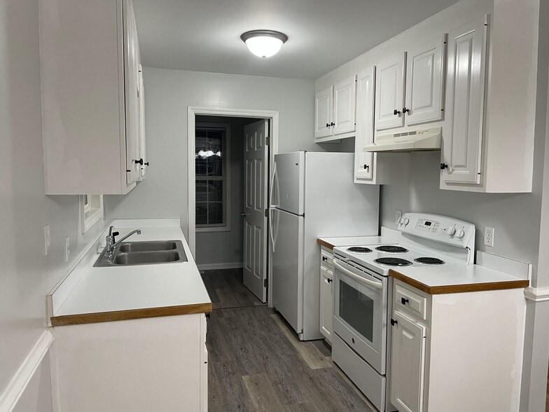 Kitchen - 104 Ironwood Ln