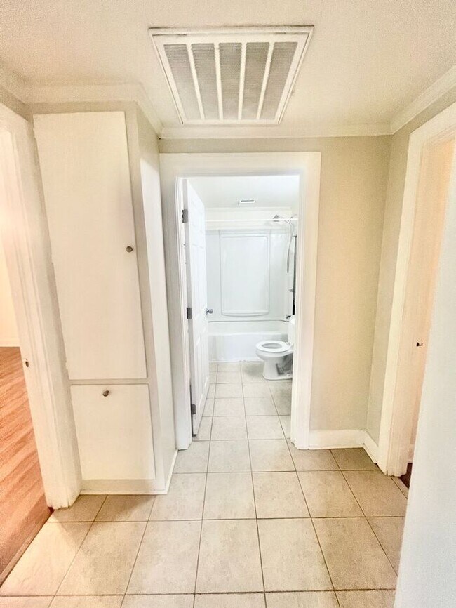 Building Photo - Cozy 2BR Cottage/No Carpet, large laundry ...