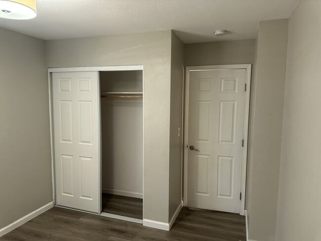 Building Photo - Modesto Cute 4 Bedroom 2 Bath Single Story...