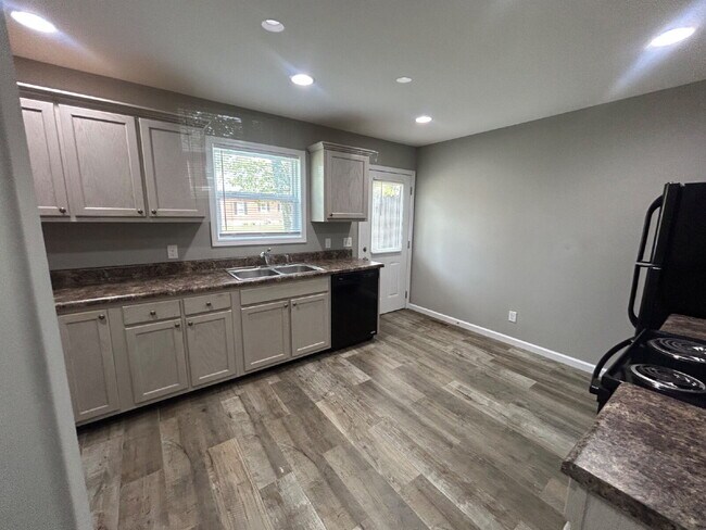 Building Photo - 2BD 2BA DUPLEX IN BAXTER