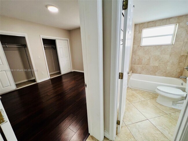 Building Photo - 946 Bay Dr