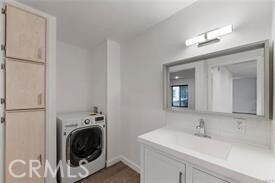 Building Photo - 525 N Sycamore Ave