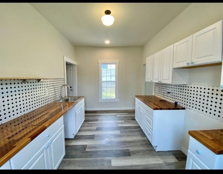 Kitchen with eating nook - 2611 4th Ave