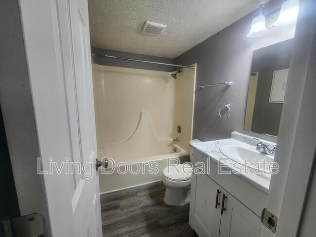 Building Photo - 660 S 20th St