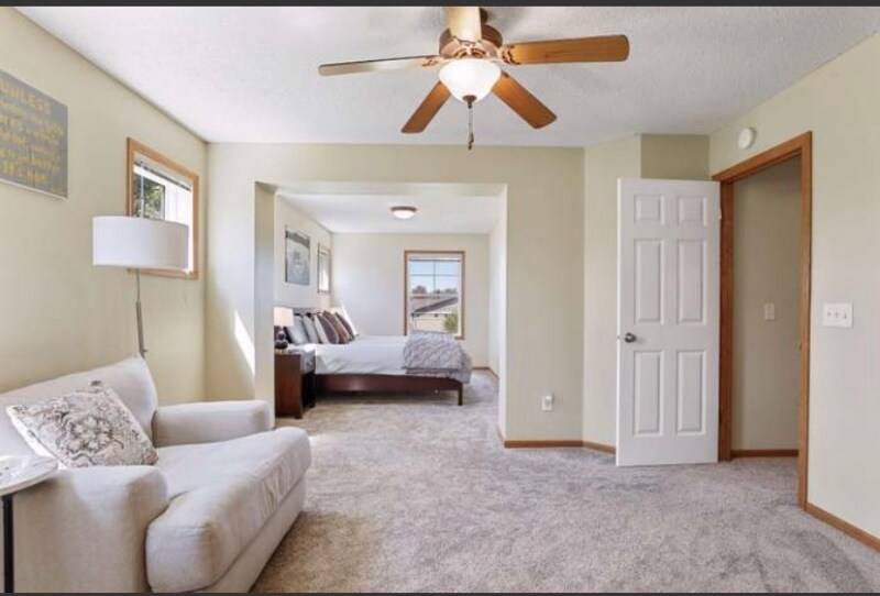 Building Photo - 3239 Oak View Dr