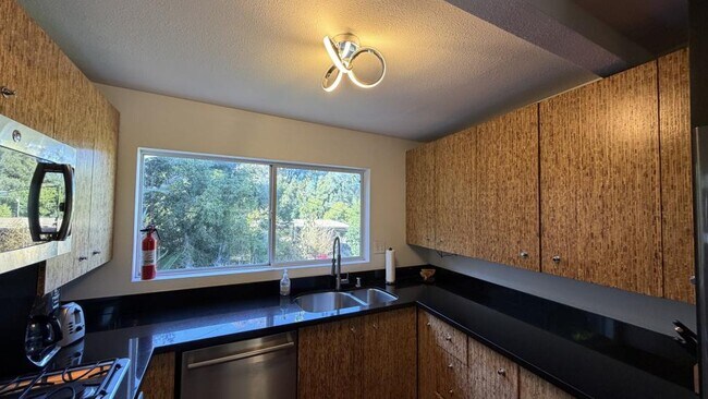 Building Photo - 637 S Crescent Ct