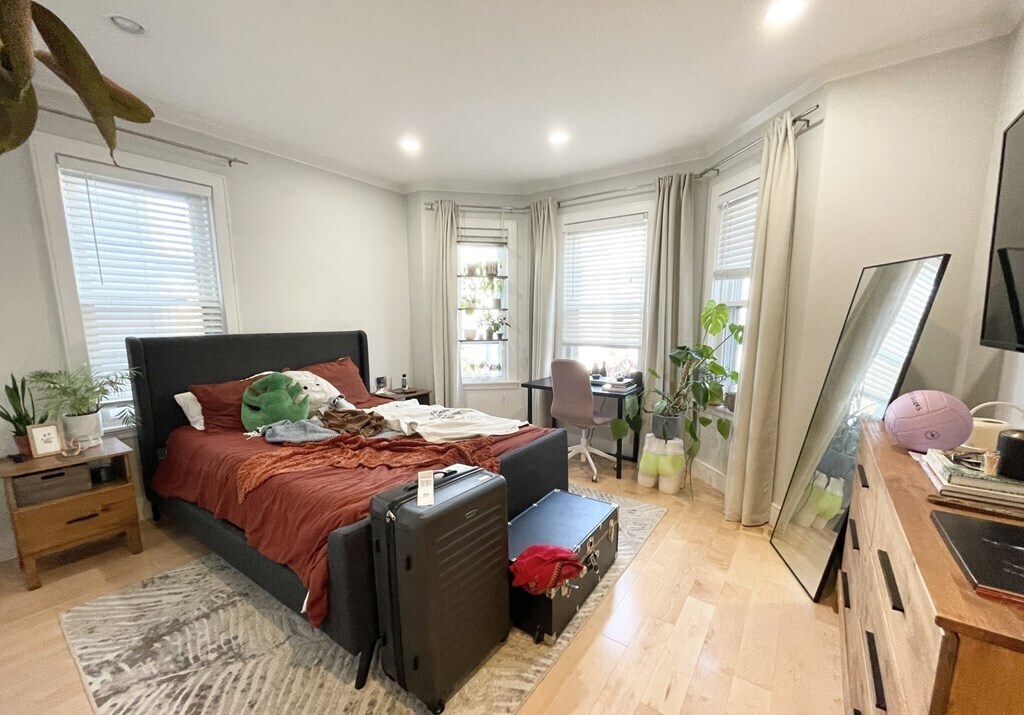 Building Photo - 108 Buttonwood St