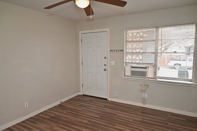 Building Photo - 600 E 1st St