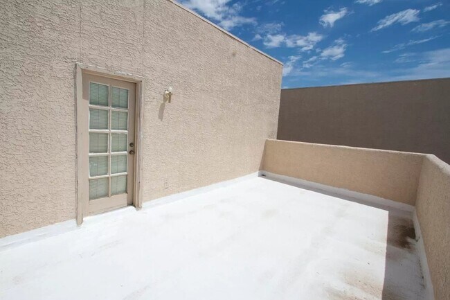 Building Photo - 3/2 townhome 1 mile from ASU Campus! Augus...
