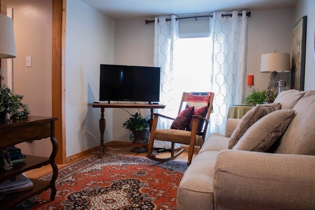 Building Photo - Quaint ranch style 1 bedroom, 1 bathroom in Windsor!