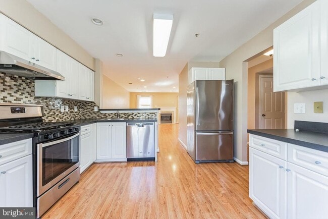 Building Photo - 1903 Pawlet Dr