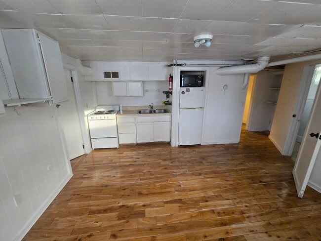 Building Photo - 403-407 College Street