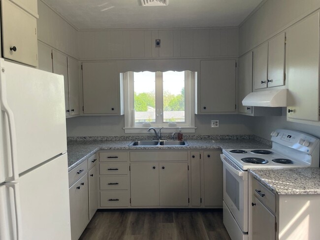 Building Photo - Charming NEWLY RENOVATED 2 Bedroom Apartme...