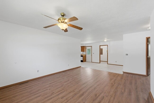 Building Photo - 2 Bed | 2 Bath | 1 Car Garage Home! 1000 sqft located in SPARTA!