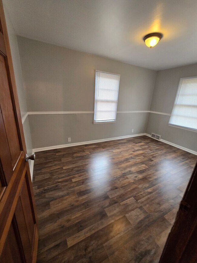 Building Photo - Three Bedroom Home Located in Warren Township near 10th and Franklin Rd