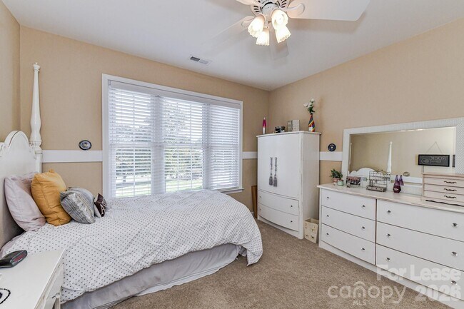 Building Photo - 10645 Castlehill Dr