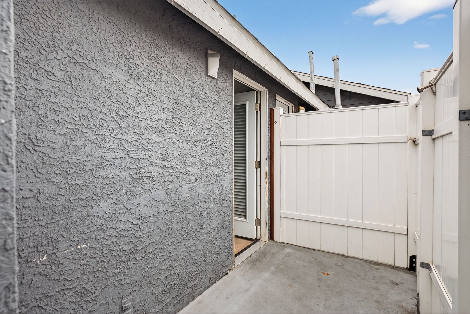 Building Photo - 533 E 11th St