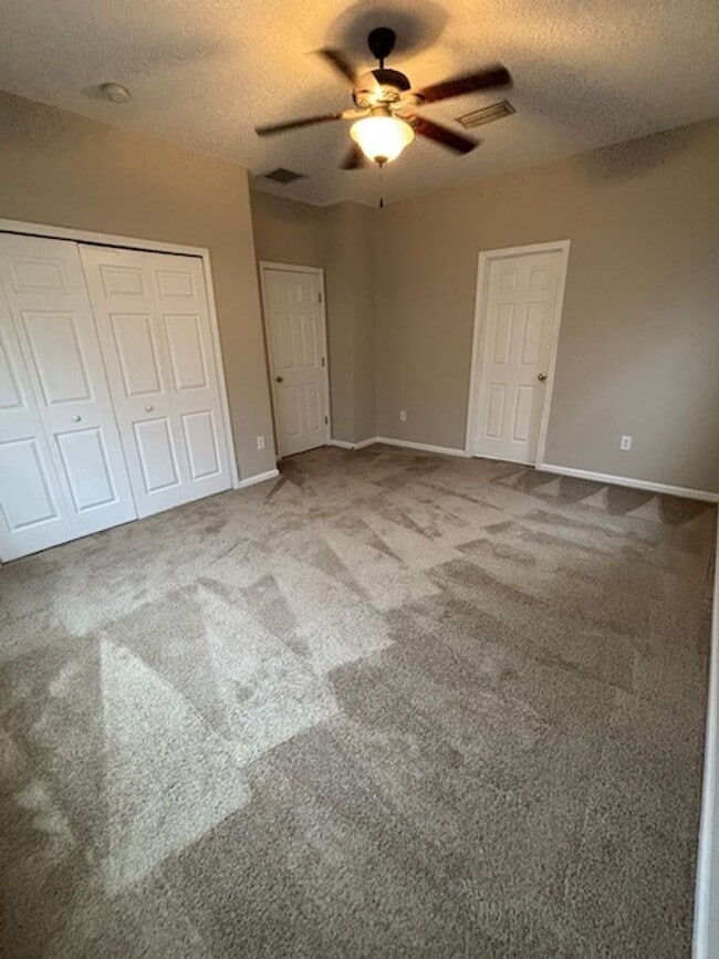 Building Photo - 3 Bed 2.5 Bath Pet Friendly End Unit Townhome in Gate Community with 2 Car Garage!