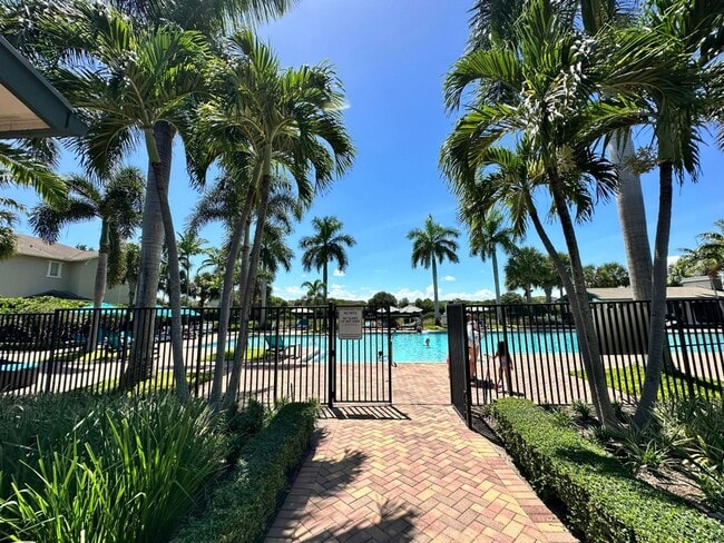 Building Photo - Luxury Townhouse West Palm Beach Gated Community two bedroom three bathrooms!