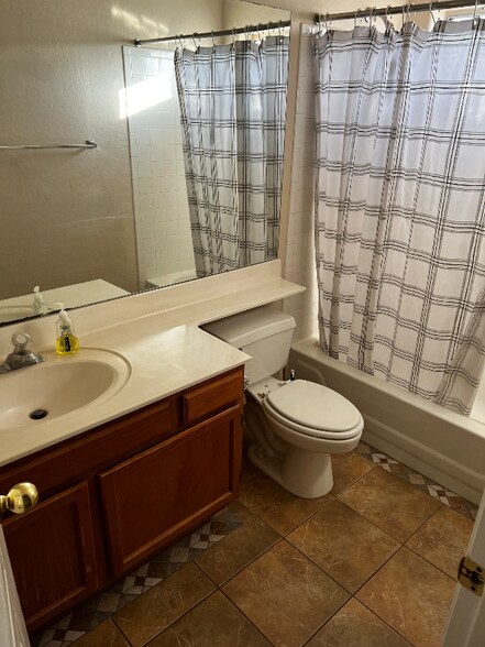 Building Photo - 4201 E Raven Rd